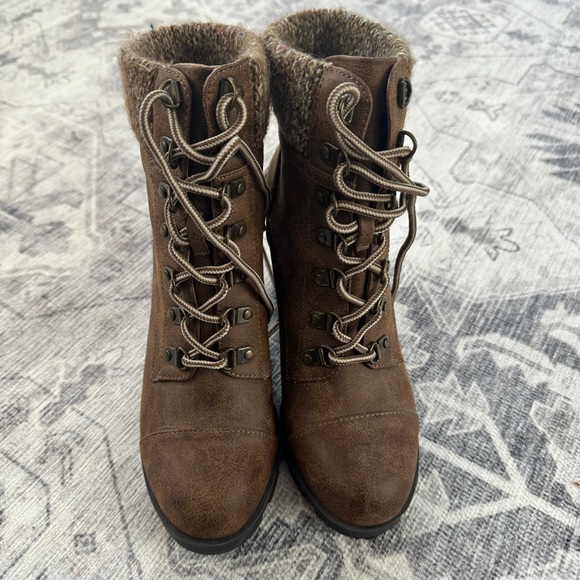 Lace brown boots - Picture 2 of 3